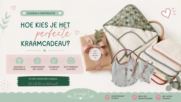 Blogafbeelding over het kiezen van het perfecte kraamcadeau met handgemaakte babyproducten van Leonietje’s, waaronder een badcape, muziekhanger en zachte onderleggers in pastelkleuren.