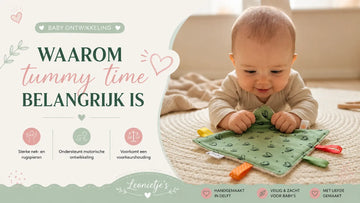 Baby doet tummy time met groen knisperdoekje op zachte ondergrond – blogafbeelding over waarom tummy time belangrijk is voor de motorische ontwikkeling van baby’s | Leonietje’s