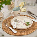 BPA-vrij kinderbordje Garden Explorer van Lässig met antislip bodem en opstaande rand. Hier is te zien de kinderservies set met Hey ho let's grow aan de ontbijttafel
