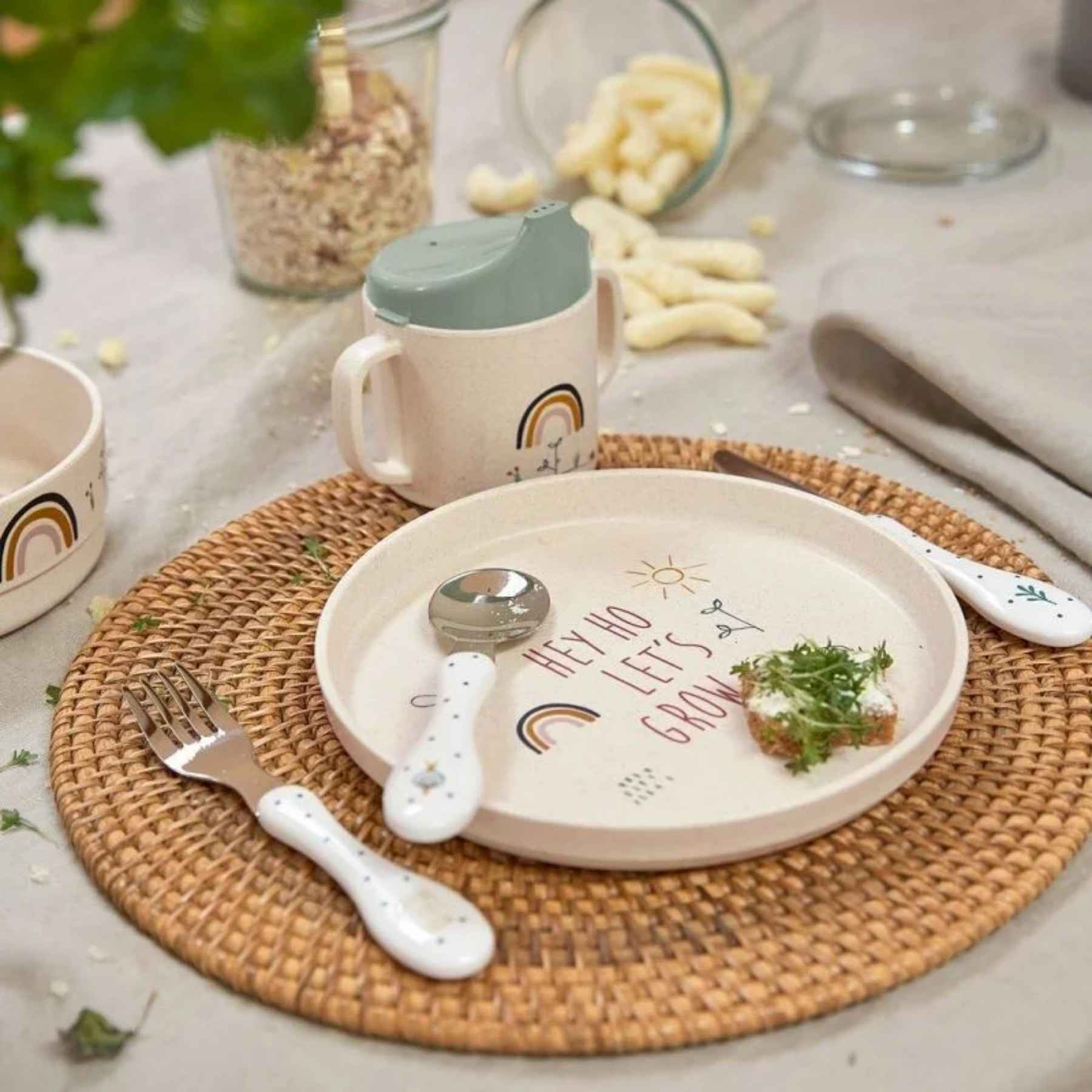 BPA-vrij kinderbordje Garden Explorer van Lässig met antislip bodem en opstaande rand. Hier is te zien de kinderservies set met Hey ho let's grow aan de ontbijttafel
