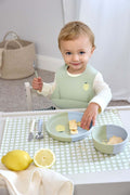 Peuter eet zelfstandig met het Lässig Happy Fruits Lemon kinderbestek – ergonomisch siliconen handvat voor kleine handjes