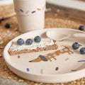 nderbord Little Mateys Royal Blue van Lässig met vrolijk design en stevige antislipbodem. Bordje in gebruik bij het ontbijt. Deze is te koop bij Leonietje's