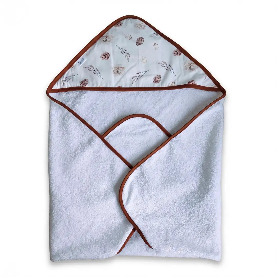 gepersonaliseerde badcape baby met naam dennenappels print bruin