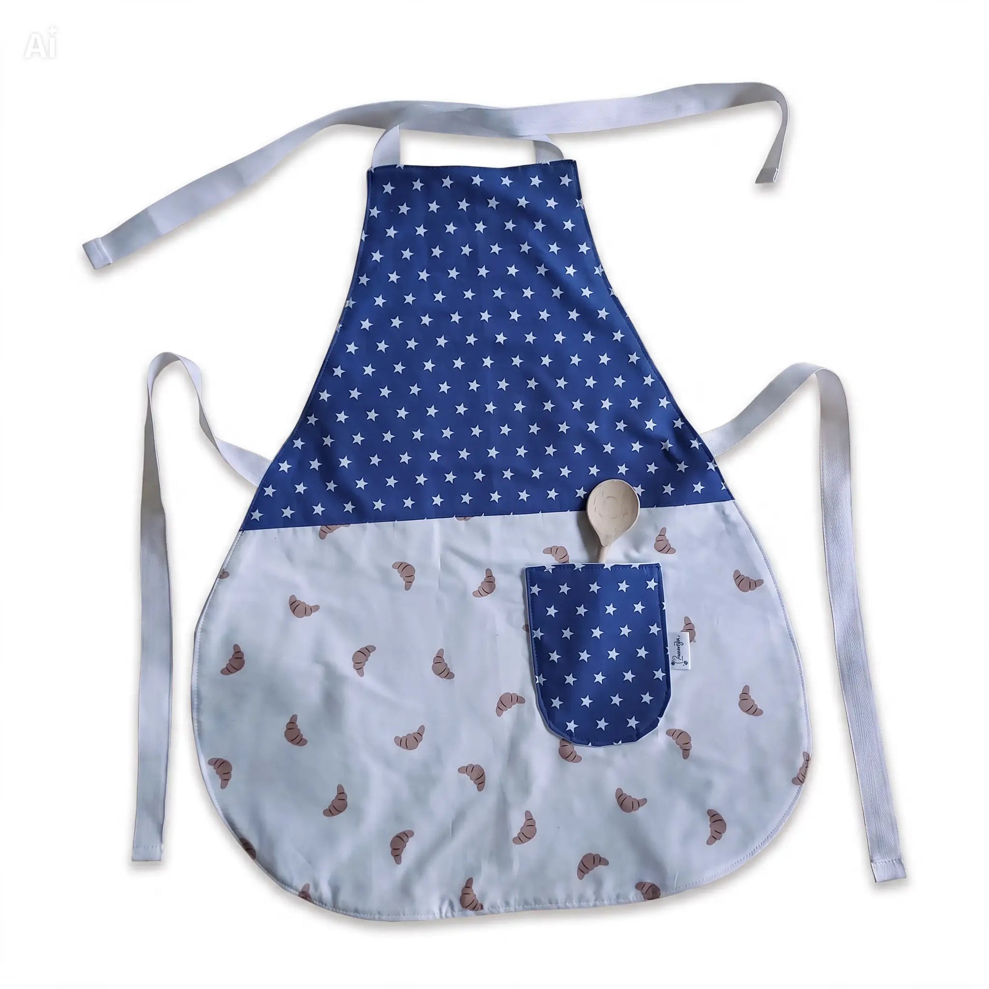 Gepersonaliseerd kinderschortje met naam en blauwe sterrenprint – handgemaakt kraamcadeau van Leonietje's, gemaakt in Delft
