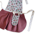 Detail lepelzakje met houten lepel kinderschortje kersenprint bordeaux rok