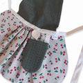 Detail lepelzakje met houten lepel kinderschortje wafel donkergroen kersenprint rok