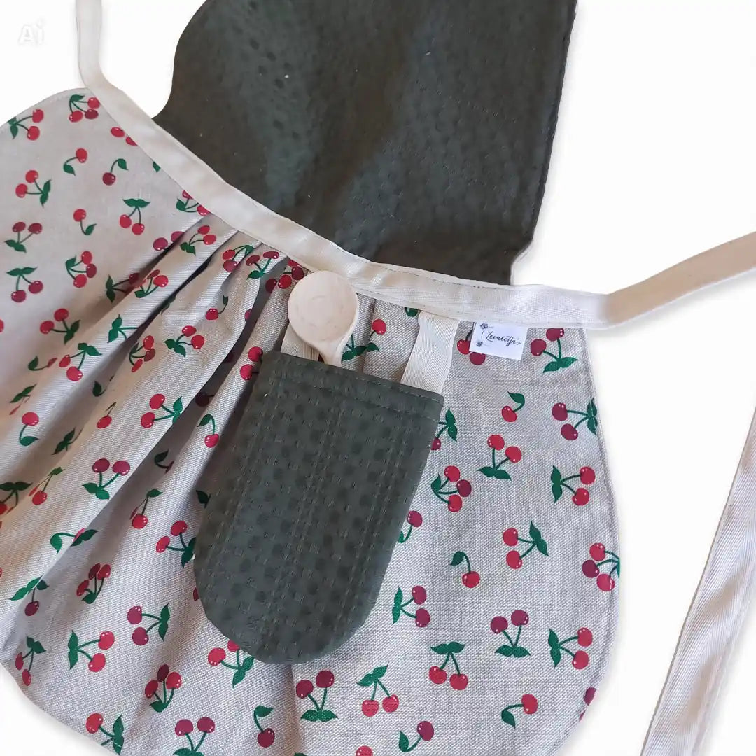 Detail lepelzakje met houten lepel kinderschortje wafel donkergroen kersenprint rok