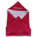 gepersonaliseerde wikkeldoek baby kraamcadeau met naam borduring. Kersen stof en rode wafelstof
