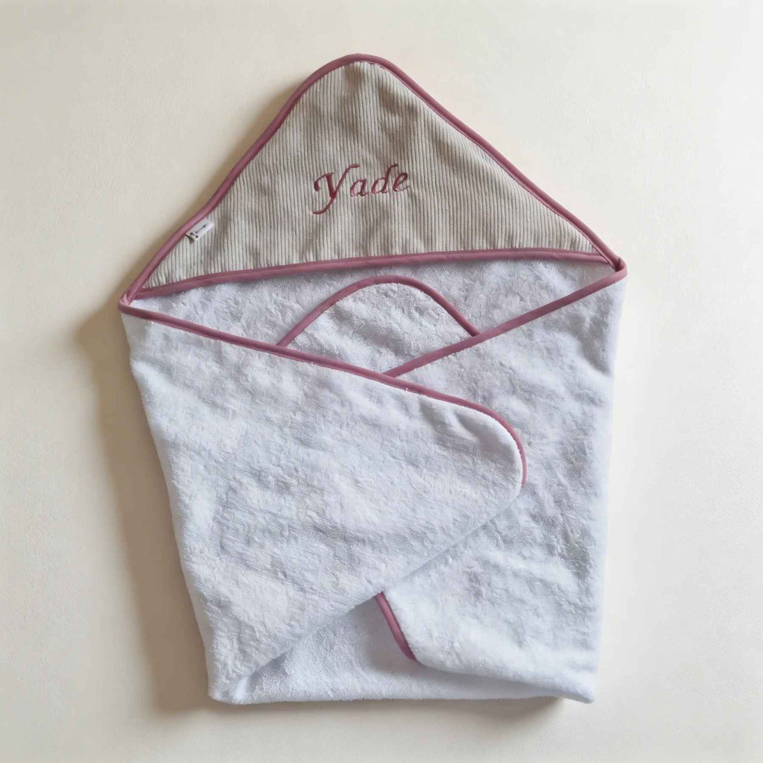 Handgemaakte badcape met naam van Leonietje's – zachte badcape met capuchon en geborduurd naam, 75x75 cm