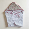 Handgemaakte badcape met naam van Leonietje's – zachte badcape met capuchon en geborduurd naam, 75x75 cm