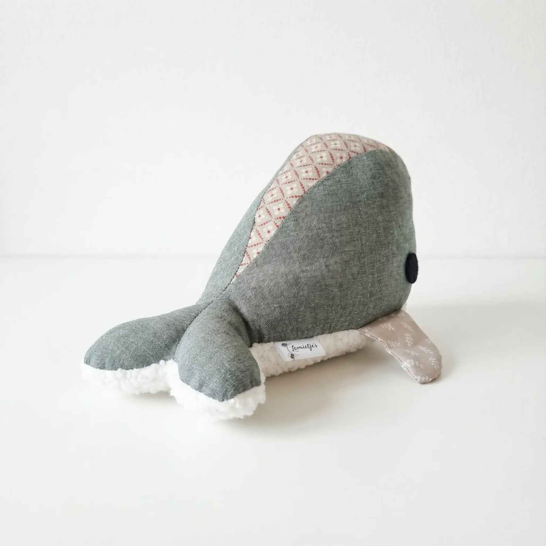 Zijaanzicht walvis knuffel met bloemenprint in groen