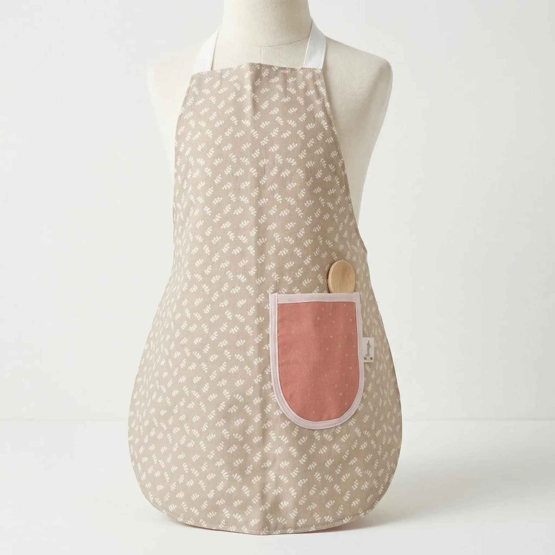 Handgemaakt groen kinderschortje met bladerenprint en blush glitter dots zakje inclusief houten pollepel van Leonietje’s