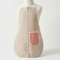 Handgemaakt groen kinderschortje met bladerenprint en blush glitter dots zakje inclusief houten pollepel van Leonietje’s