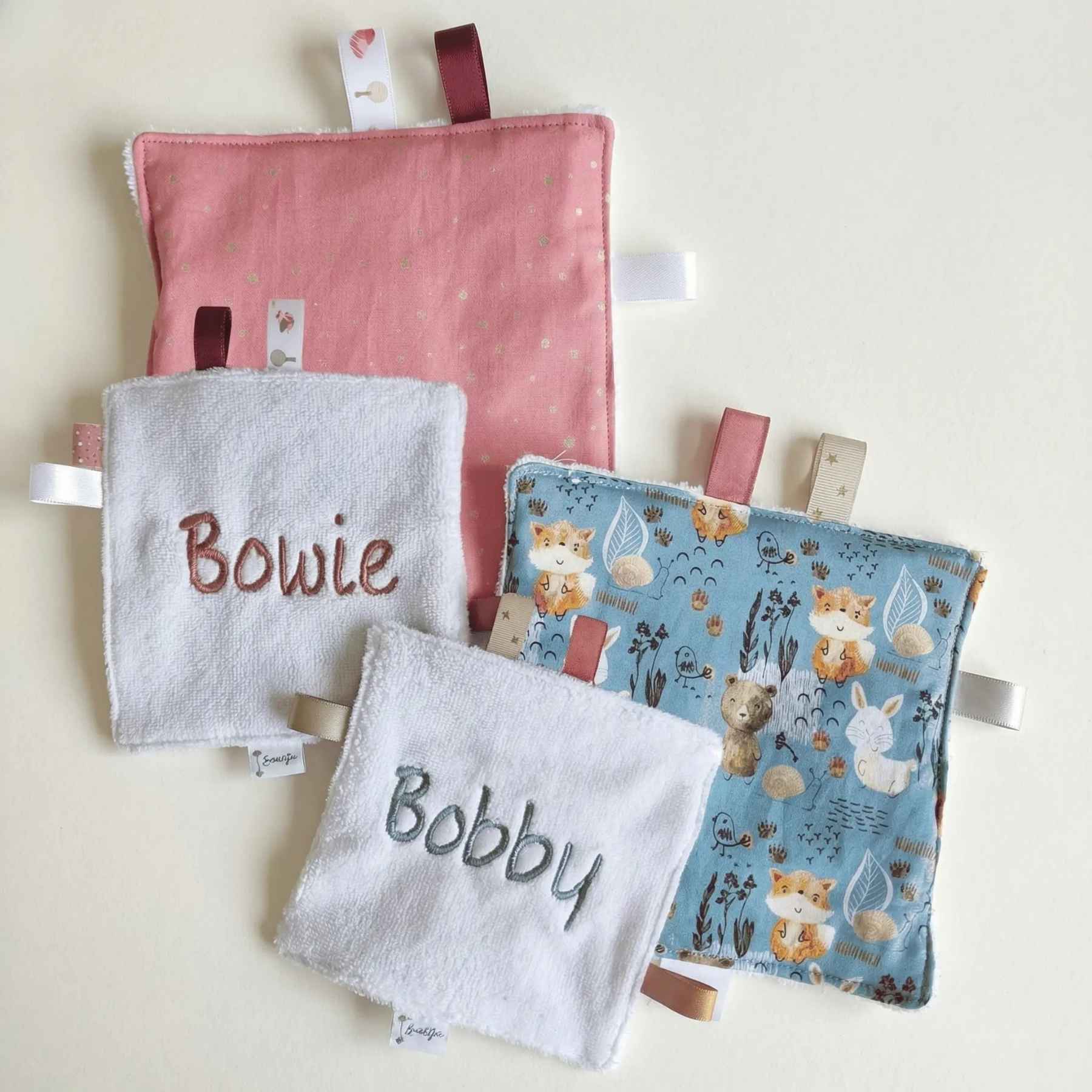 Gepersonaliseerd knisperdoekje met geborduurde naam van Leonietje's – zacht babyspeelgoed met knispergeluid vanaf 0 maanden