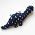 Handgemaakte donkerblauwe dino knuffel met ankerprint en rammelaar van Leonietje’s