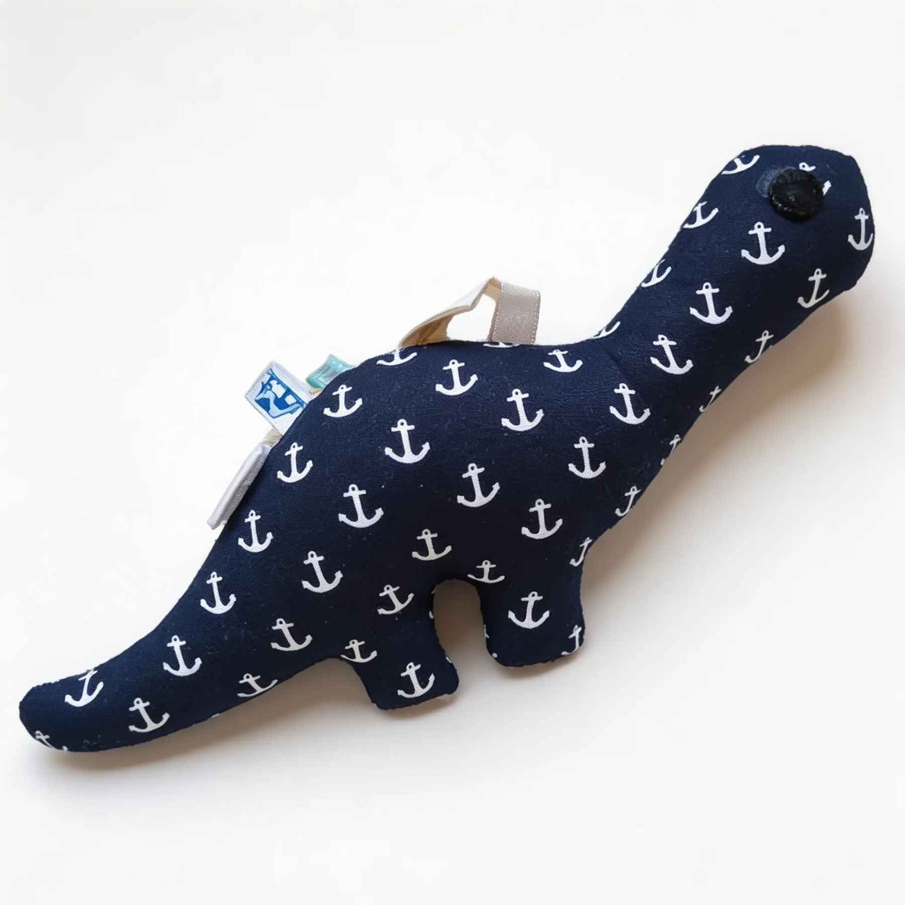 Handgemaakte donkerblauwe dino knuffel met ankerprint en rammelaar van Leonietje’s