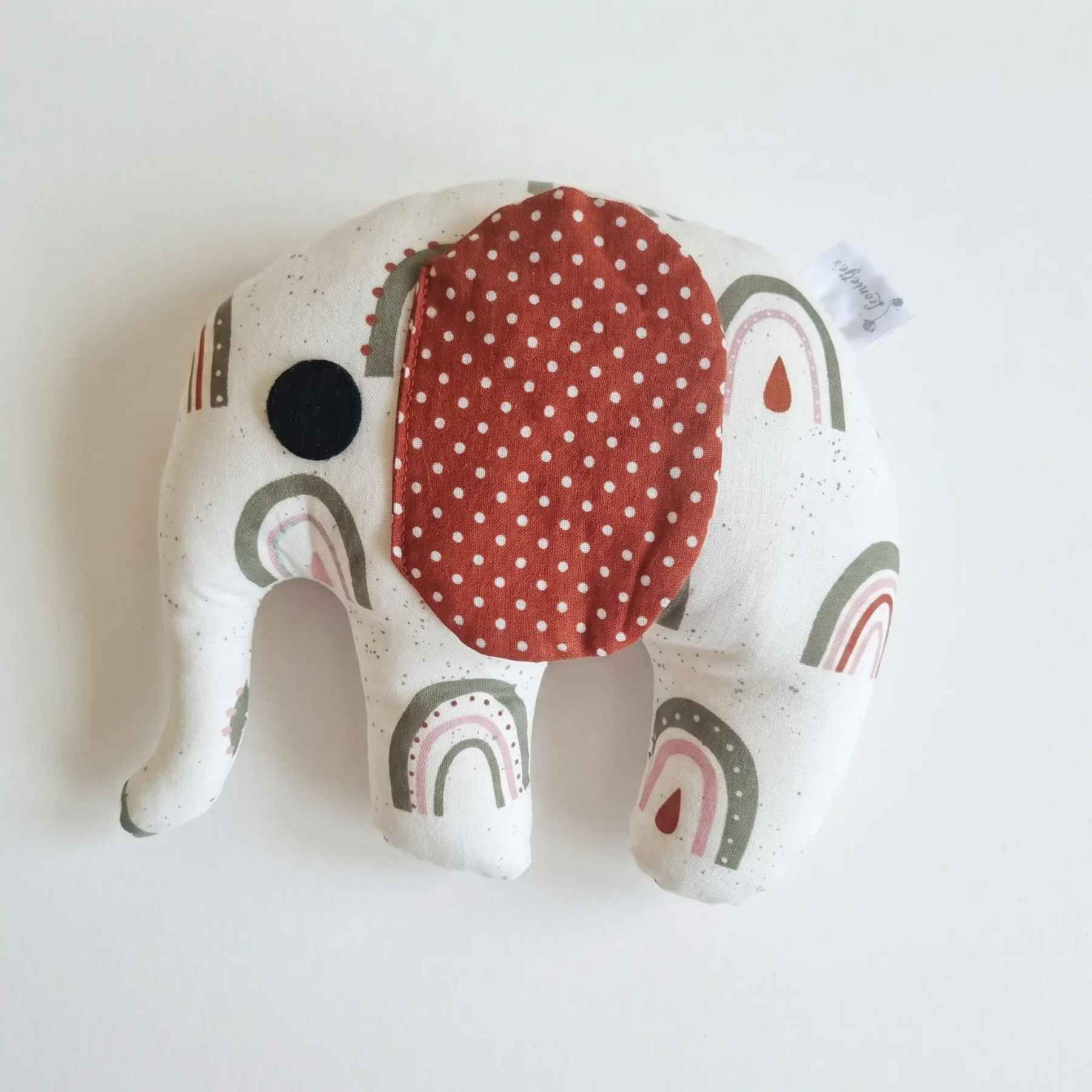 Handgemaakte olifant knuffel Regenboog Groen van Leonietje’s
Detail van olifant knuffel met knisperoren en slurf voor babyhandjes