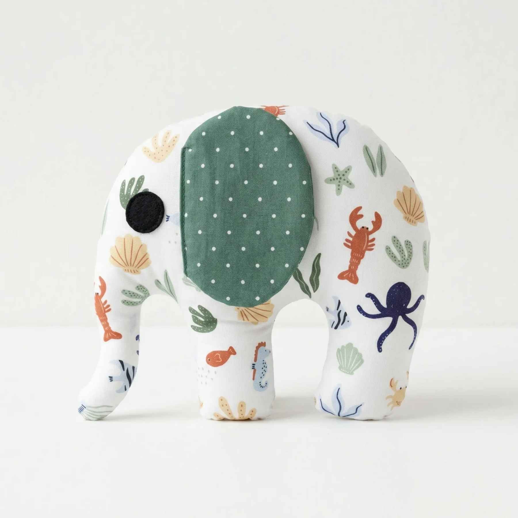 Handgemaakte olifant knuffel in zee-thema van Leonietje’s