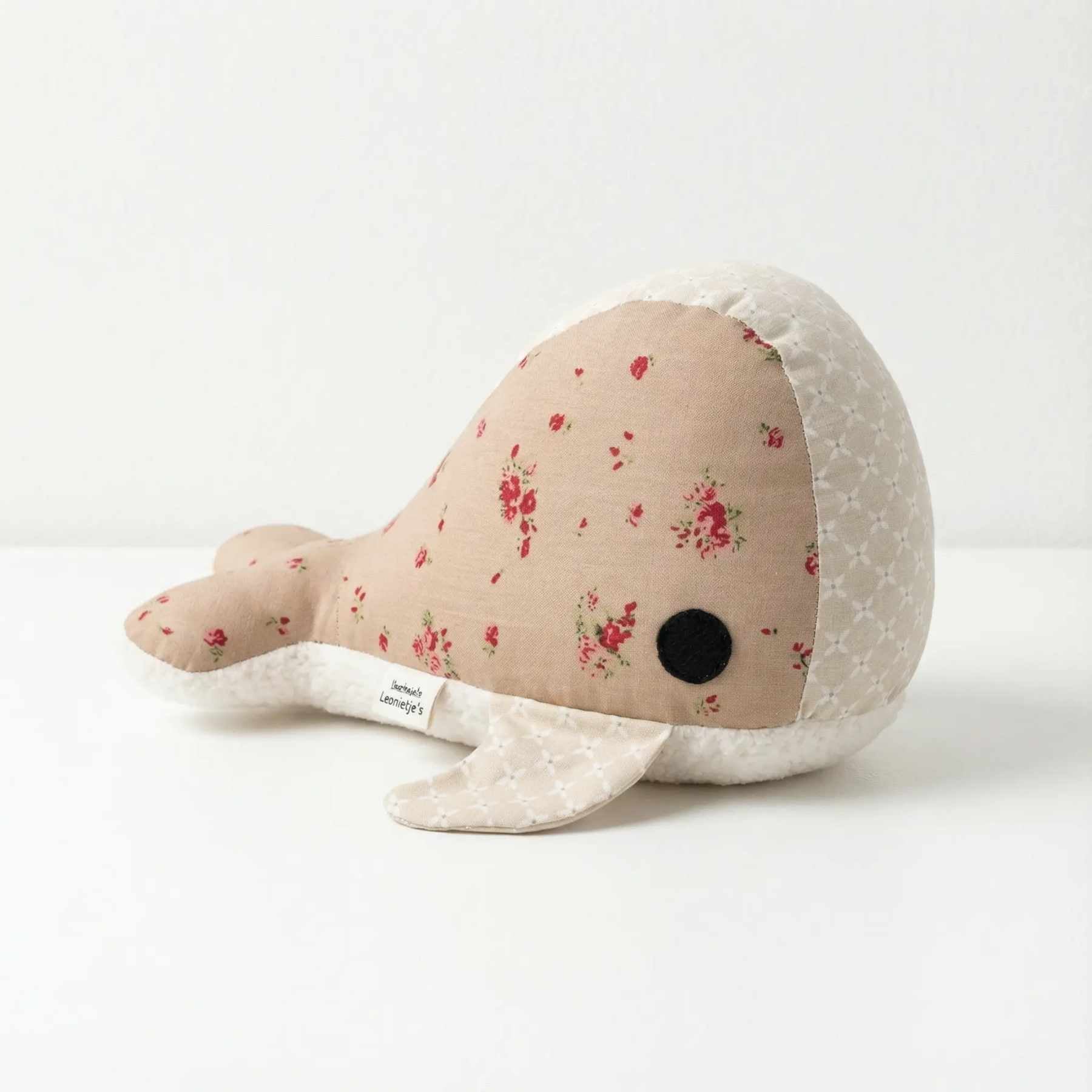 Detail van walvis knuffel Roosje met zachte stoffen, knisperende vinnen en veilig vastgezette wolvilt oogjes