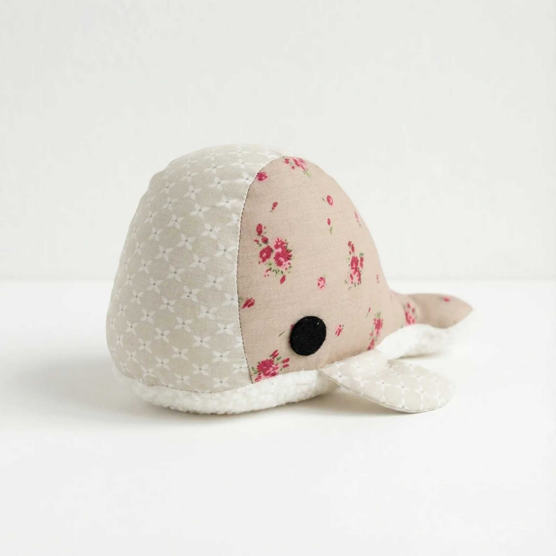 Handgemaakte walvis knuffel Roosje in bruin en beige van Leonietje’s met zachte buik en wolvilt oogjes