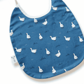 Vrolijk baby slabbetje ganzenprint donkerblauw witte gans, unisex stijl bovenaanzicht, detail
