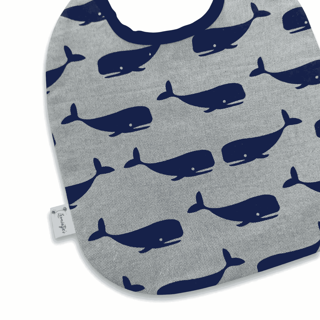 Handgemaakt slabbetje walvis print beige donkerblauw oceaan thema — Leonietje's