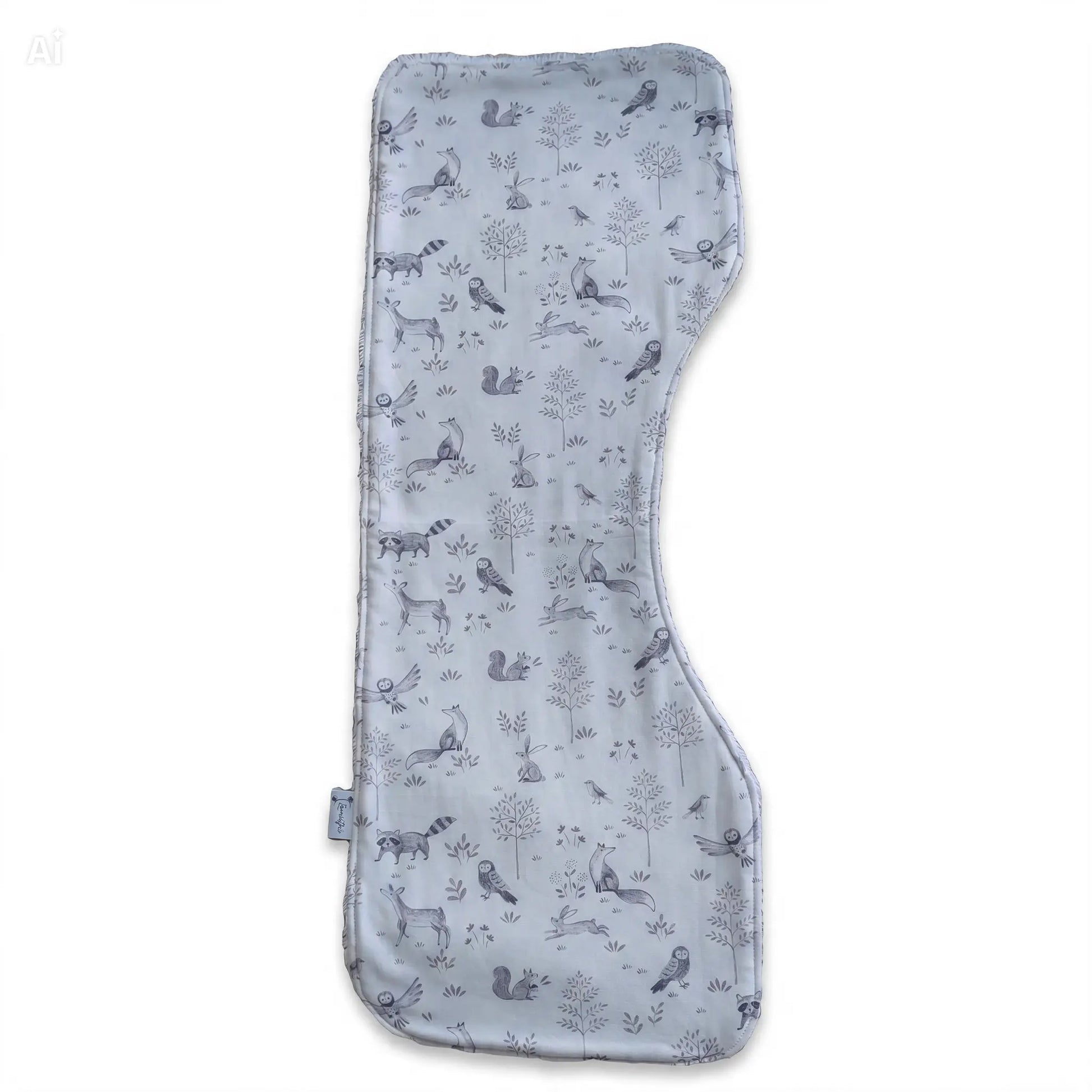 Handgemaakte spuugdoek over de schouder met bosdierenprint (vosjes, konijntjes, uiltjes, wasbeertjes), 100% katoen voorzijde en badstof achterkant, ergonomische vorm met inham voor de nek — Leonietje's