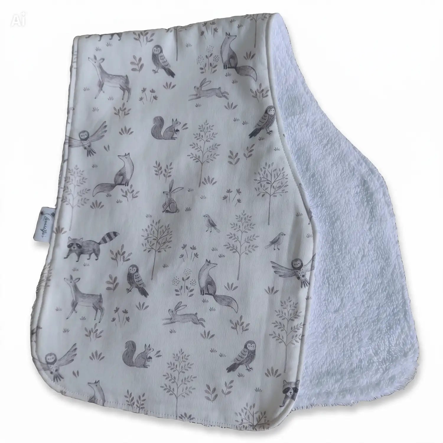 Handgemaakte spuugdoek over de schouder met bosdierenprint 100% katoen voorzijde en badstof achterkant, ergonomische vorm met inham voor de nek — Leonietje's