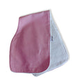 Detailfoto van de stippenprint met glittereffect in blush roze en zachte badstof achterkant van de spuugdoek over de schouder, handgemaakt door Leonietje's