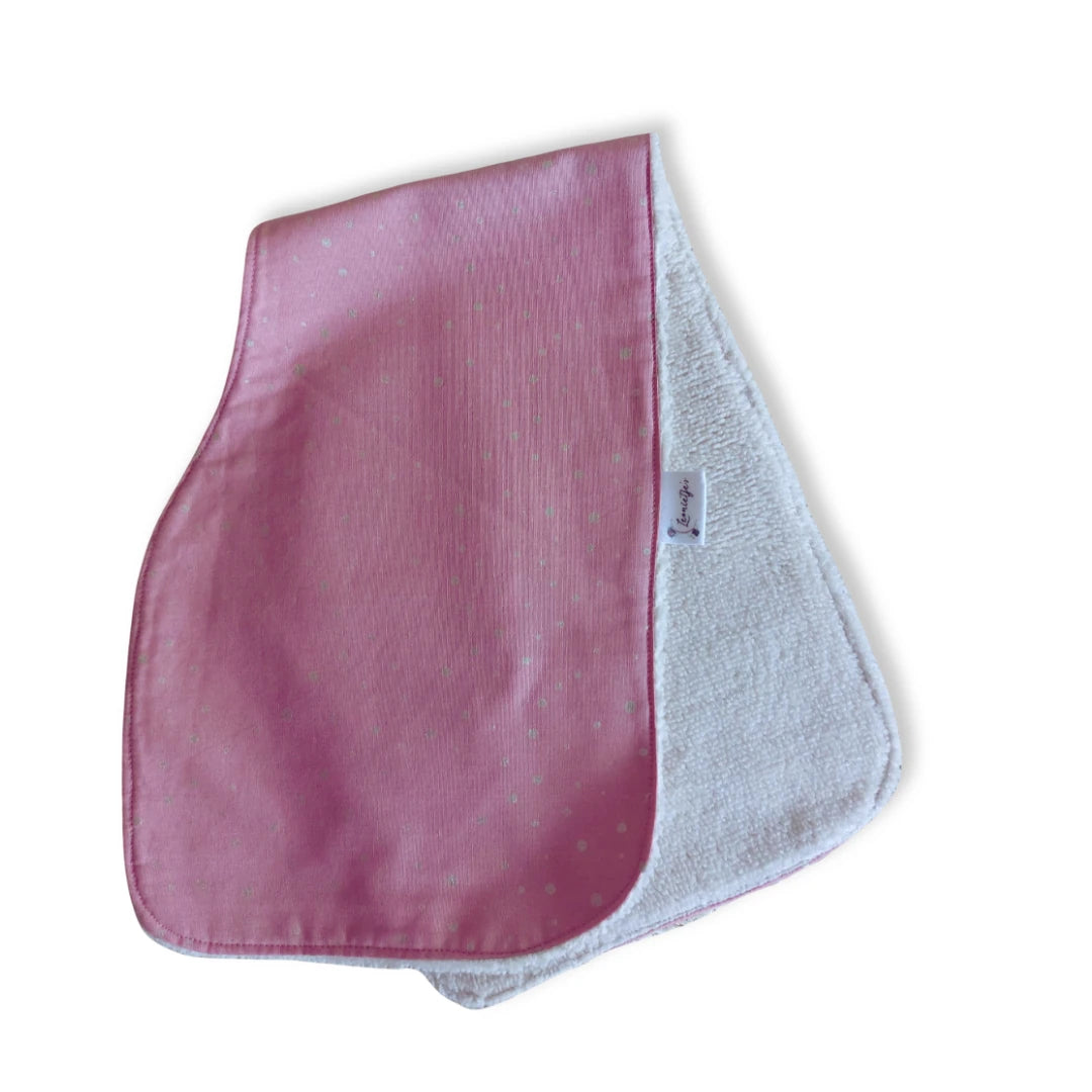 Detailfoto van de stippenprint met glittereffect in blush roze en zachte badstof achterkant van de spuugdoek over de schouder, handgemaakt door Leonietje's