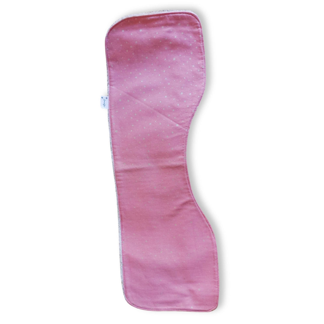Handgemaakte spuugdoek over de schouder met stippenprint met glittereffect in blush roze, 100% katoen voorzijde en badstof achterkant, ergonomische vorm met inham voor de nek — Leonietje's
