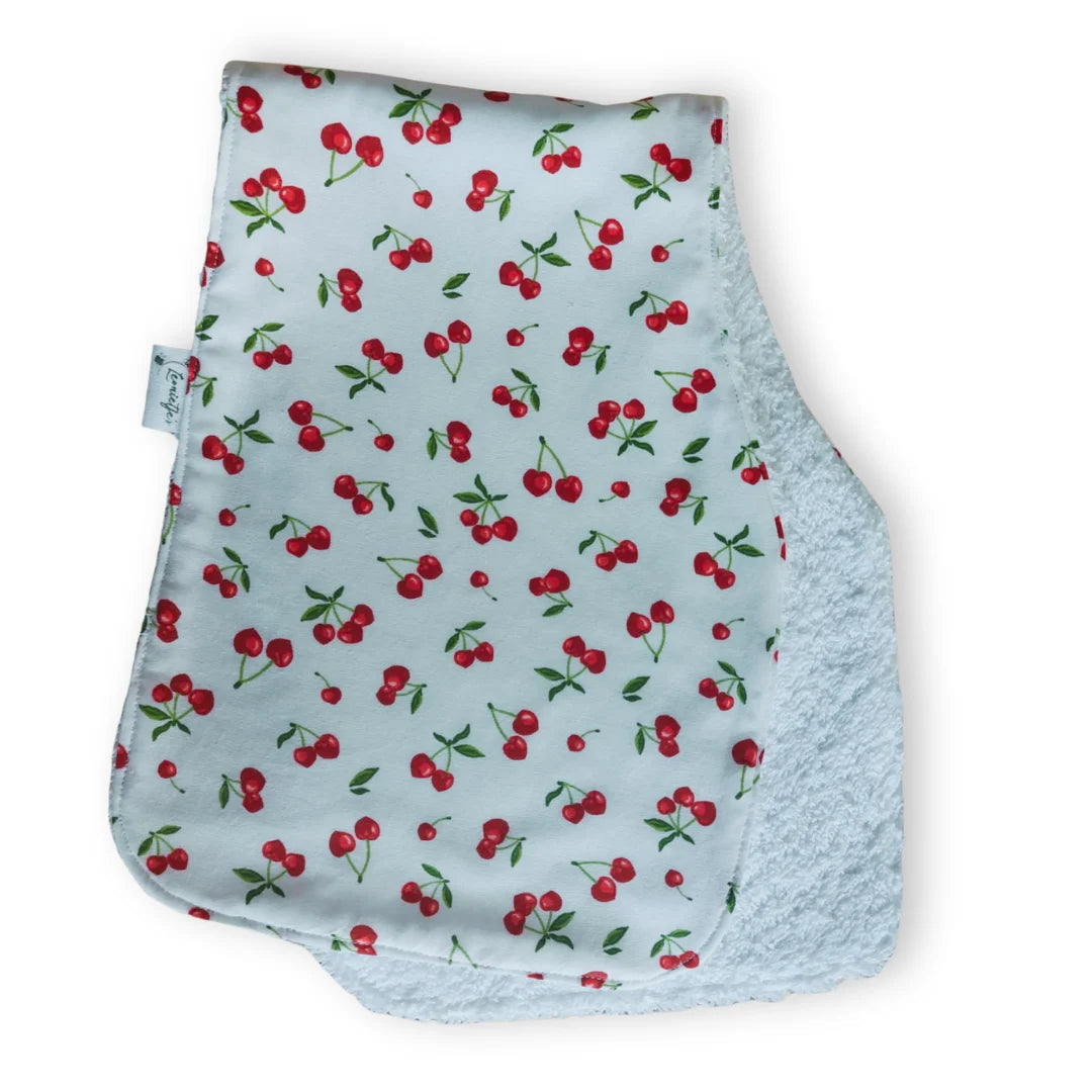 Handgemaakte spuugdoek over de schouder met kersenprint, 100% katoen voorzijde en badstof achterkant, ergonomische vorm met inham voor de nek — Leonietje's