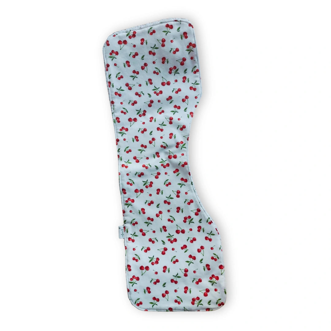 Handgemaakte spuugdoek over de schouder met kersenprint, 100% katoen voorzijde en badstof achterkant, ergonomische vorm met inham voor de nek — Leonietje's