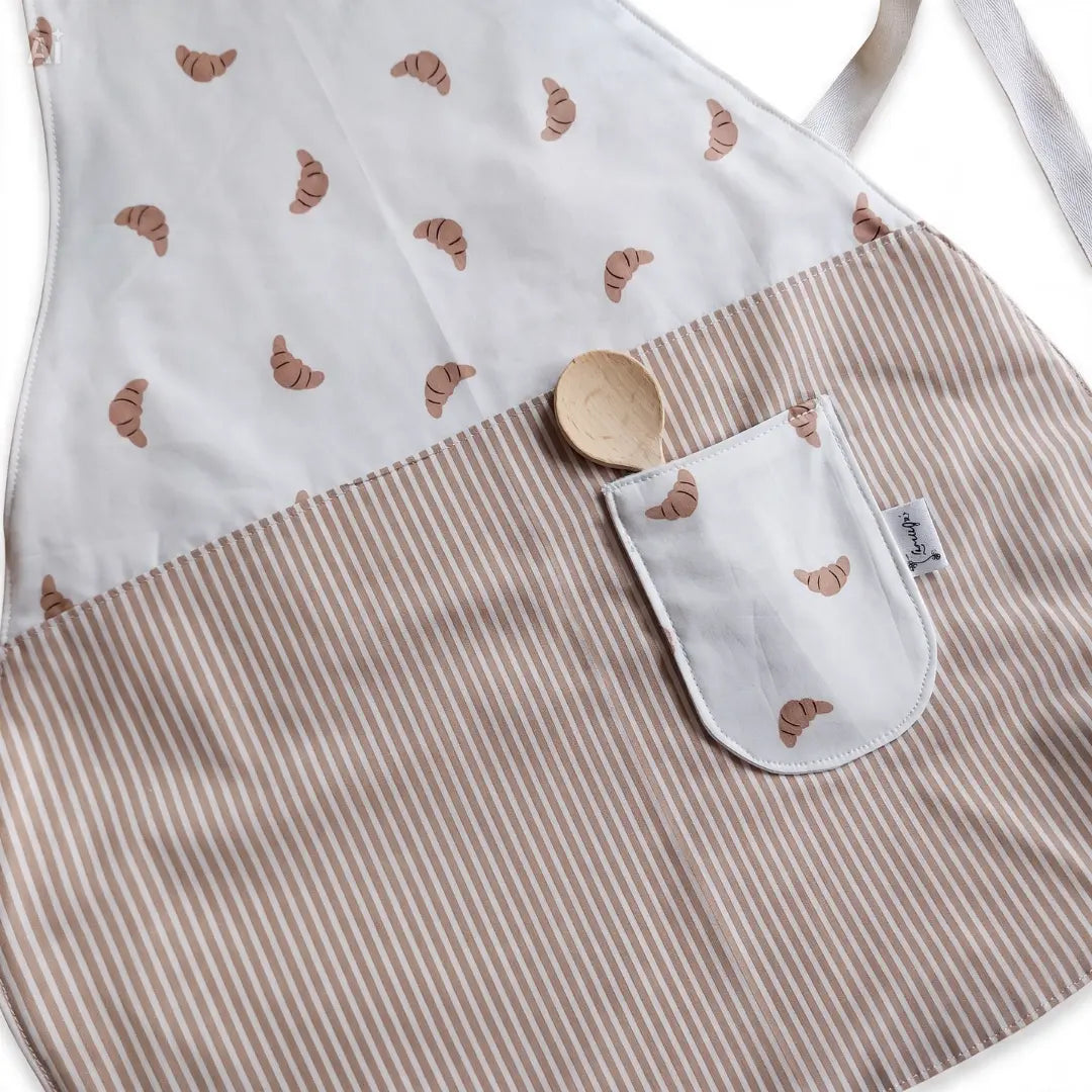Leonietje's kinderschortje Croissant Mix met beige streep onderstuk – inclusief houten pollepel 