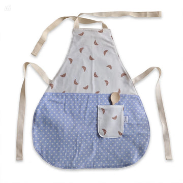 Handgemaakt kinderschortje met croissantprint en lichtblauw hartjes onderstuk van Leonietje's – 100% OEKO-TEX katoen 