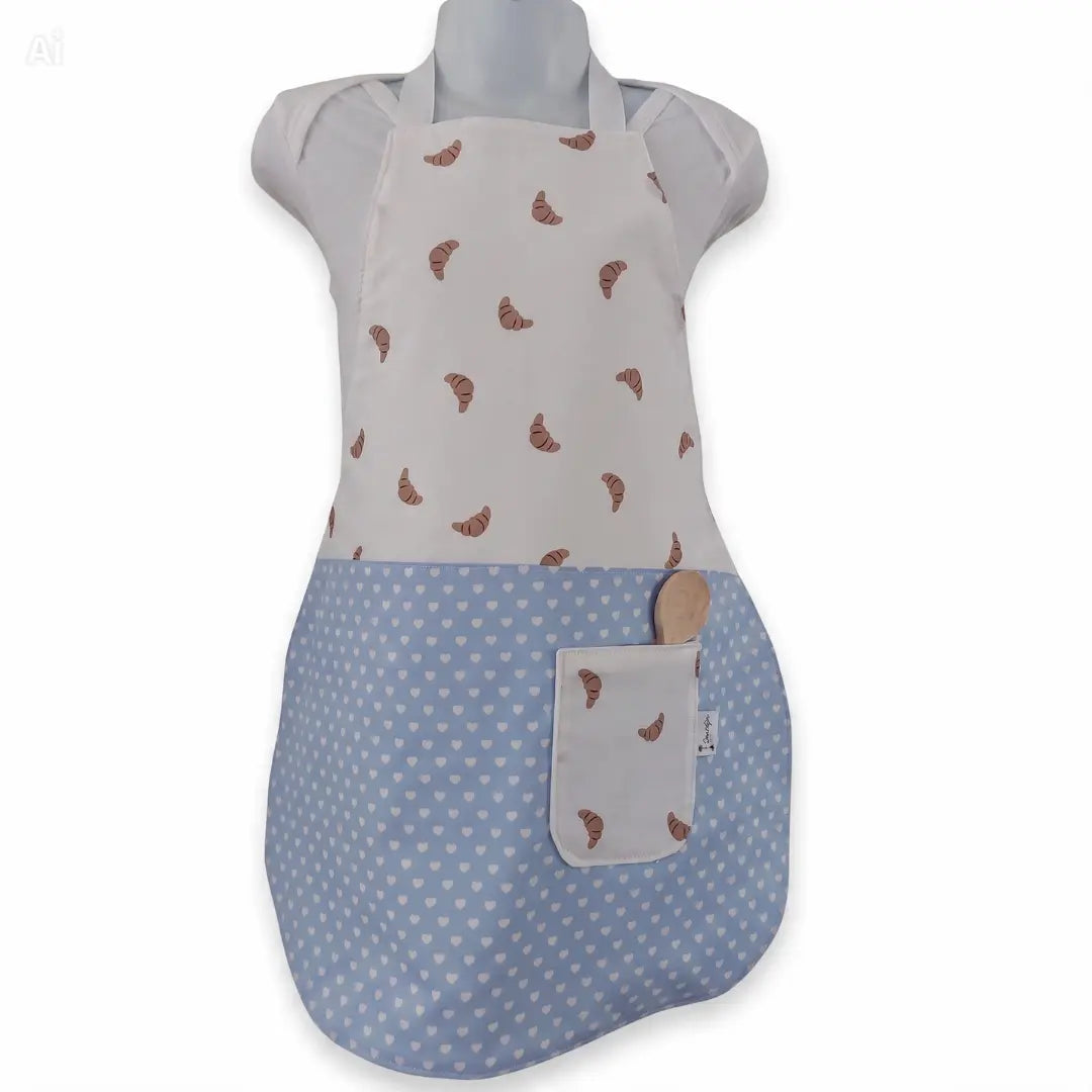 Handgemaakt kinderschortje met croissantprint en lichtblauw hartjes onderstuk van Leonietje's – 100% OEKO-TEX katoen voor kinderen van 2 tot 5 jaar