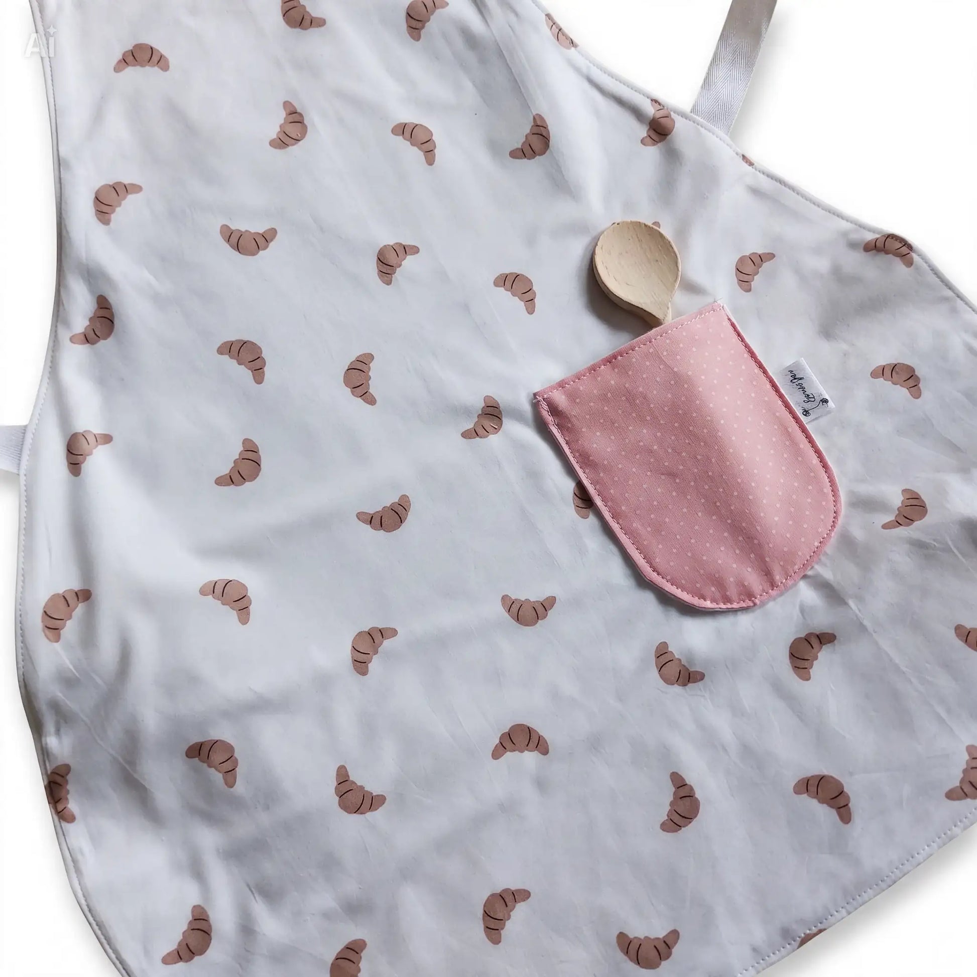 Gepersonaliseerd kinderschortje met naam en croissantprint, oudroze stippenzakje – handgemaakt kraamcadeau van Leonietje's