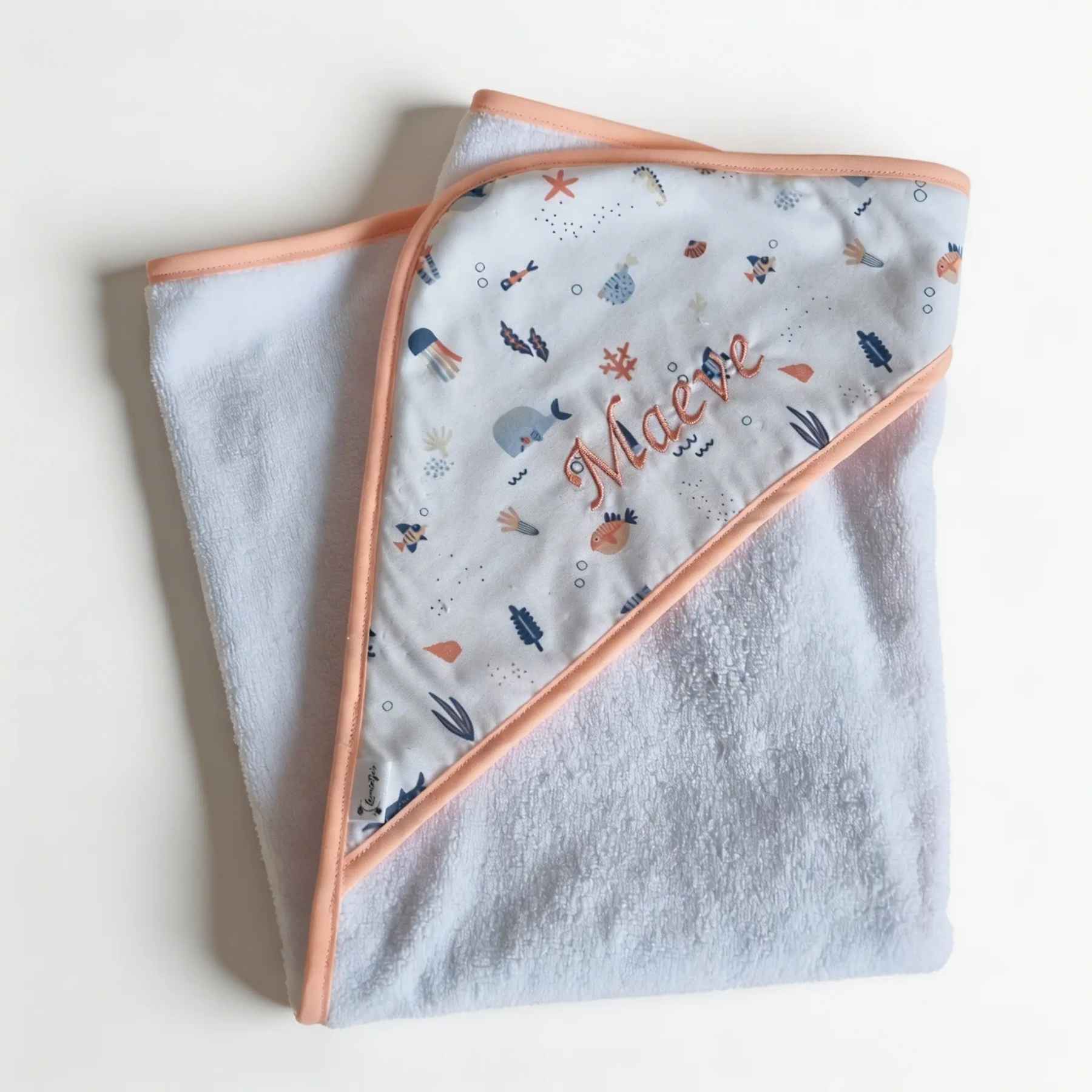 Detailfoto zachte badstof badcape Leonietje's – tijdloos en stijlvol design met zorgvuldige handgemaakte afwerking