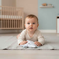 Knisperdoekje Ridder blauw van Leonietje’s met labeltjes en zachte badstof. Baby houdt het knisperdoekje vast tijdens tummytime
