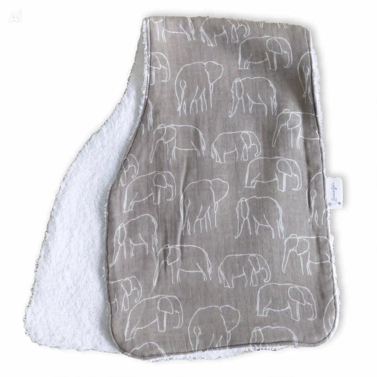 Handgemaakte spuugdoek over de schouder met olifantenprint, 100% katoen voorzijde en badstof achterkant, ergonomische vorm met inham voor de nek — Leonietje's