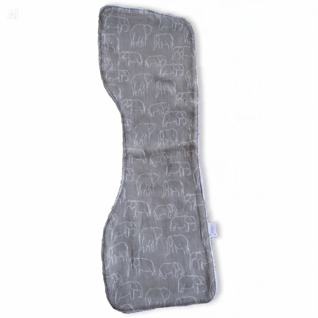 Handgemaakte spuugdoek over de schouder met olifantenprint, 100% katoen voorzijde en badstof achterkant, ergonomische vorm met inham voor de nek — Leonietje's