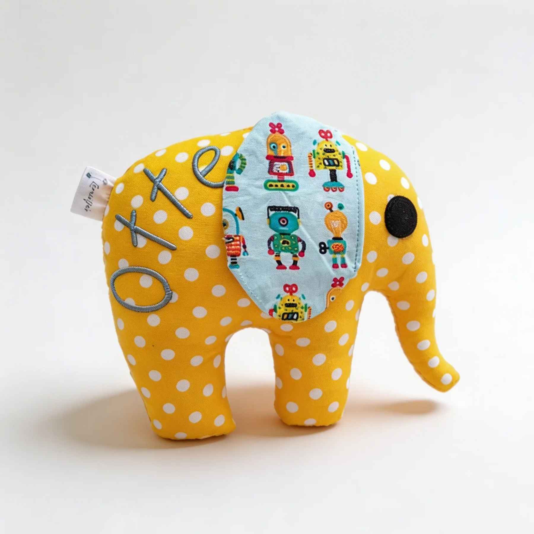 Knuffel olifant met geborduurde naam van Leonietje's – zacht babyknuffeltje in zelfgekozen stof als kraamcadeau