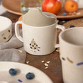 Lässig Little Mateys tuitbeker als kraamcadeau van Leonietje's – leren drinken voor kleine kindjes. Kan je gebruiken tijdens het ontbijt, lunch en diner. Ook heel handig met een anti-lek.